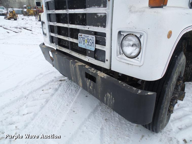 image for item DF7123 1986 International 2375 service truck