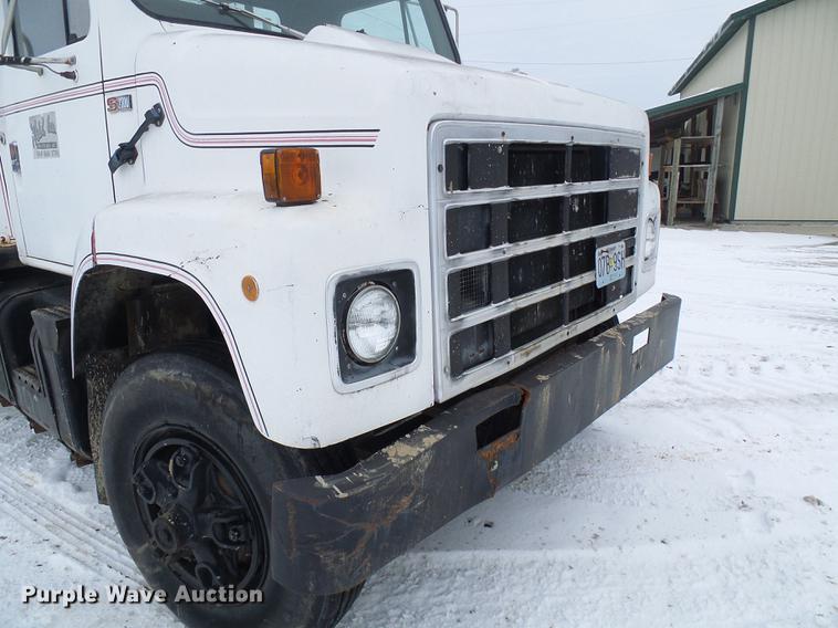 image for item DF7123 1986 International 2375 service truck