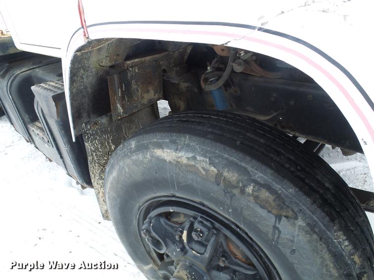 image for item DF7123 1986 International 2375 service truck