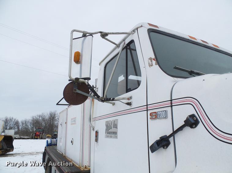 image for item DF7123 1986 International 2375 service truck