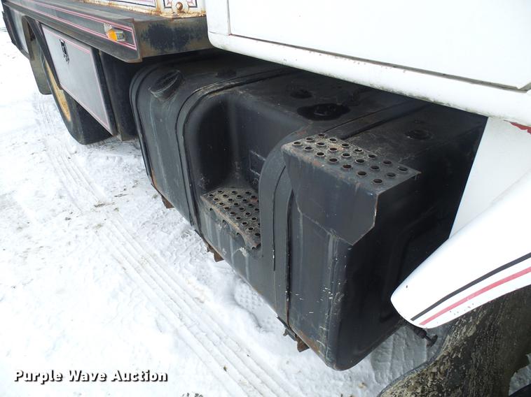 image for item DF7123 1986 International 2375 service truck