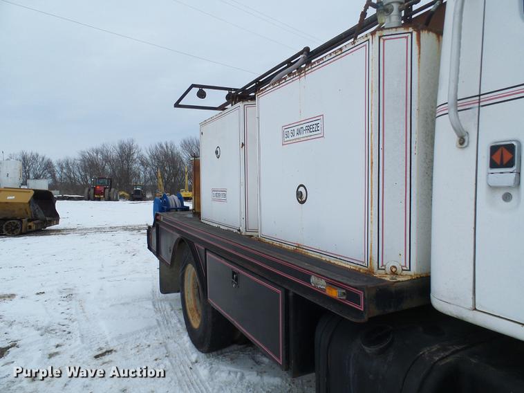 image for item DF7123 1986 International 2375 service truck