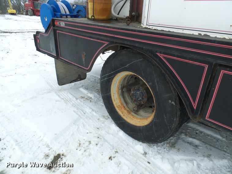 image for item DF7123 1986 International 2375 service truck