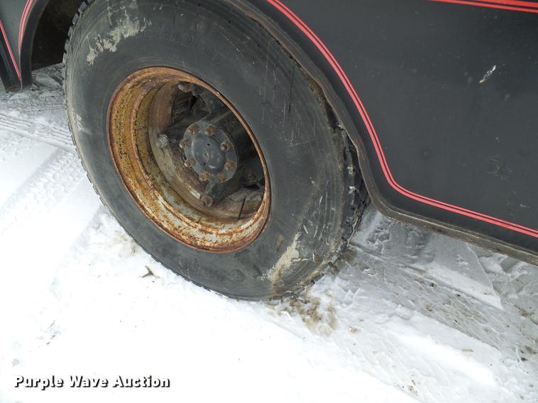 image for item DF7123 1986 International 2375 service truck