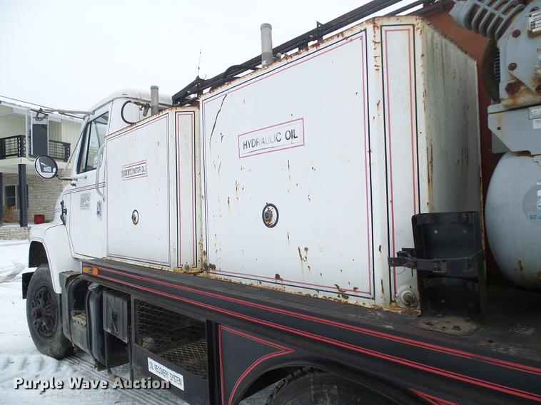 image for item DF7123 1986 International 2375 service truck