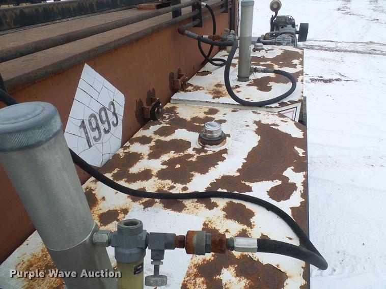 image for item DF7123 1986 International 2375 service truck