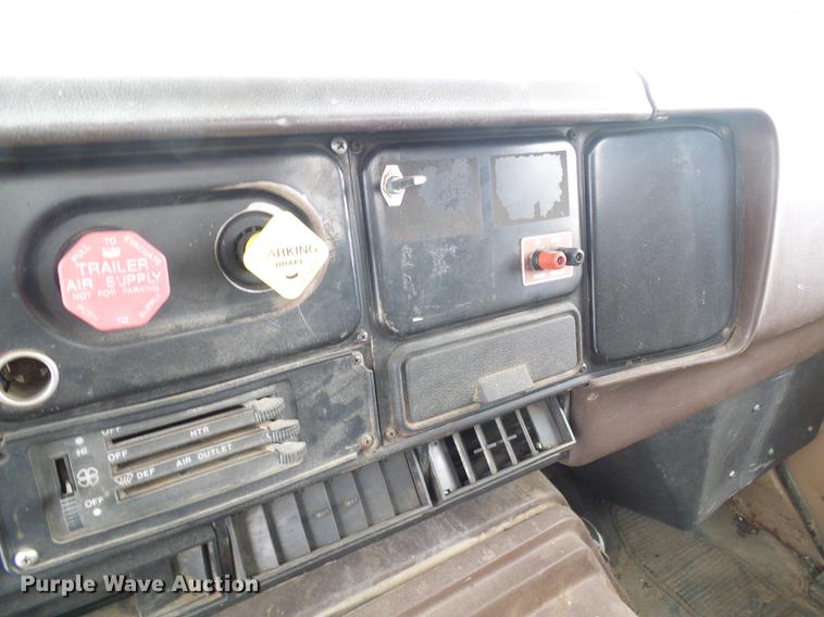 image for item DF7123 1986 International 2375 service truck