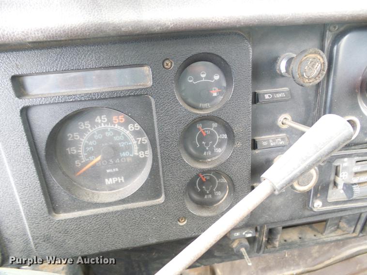 image for item DF7123 1986 International 2375 service truck