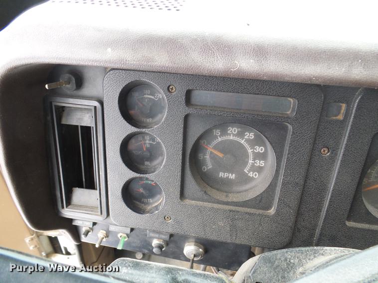 image for item DF7123 1986 International 2375 service truck