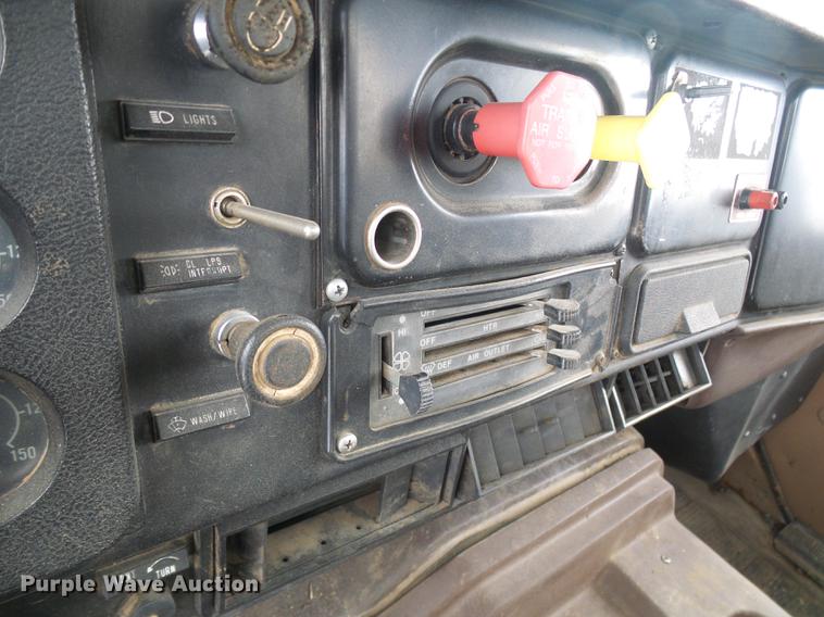 image for item DF7123 1986 International 2375 service truck