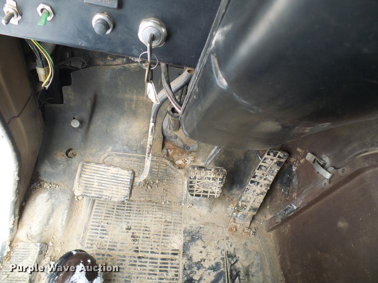 image for item DF7123 1986 International 2375 service truck