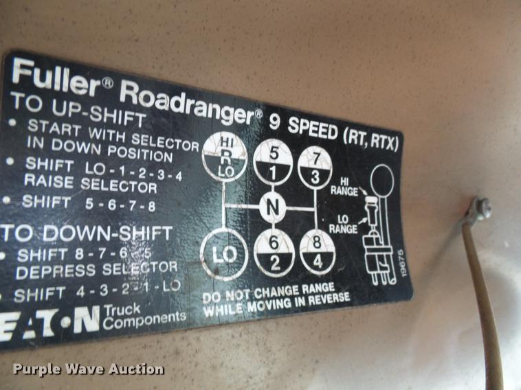 image for item DF7123 1986 International 2375 service truck