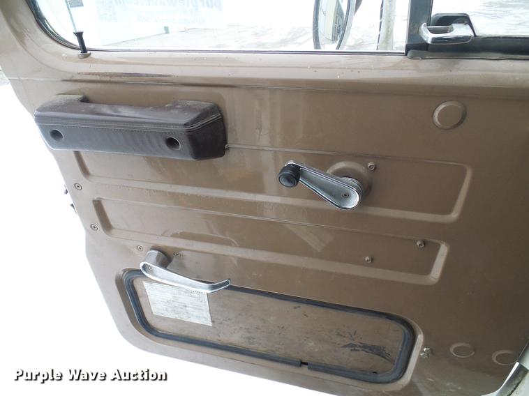 image for item DF7123 1986 International 2375 service truck