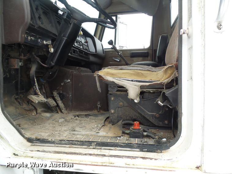 image for item DF7123 1986 International 2375 service truck