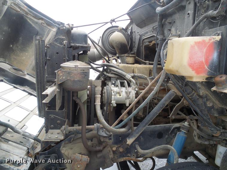 image for item DF7123 1986 International 2375 service truck