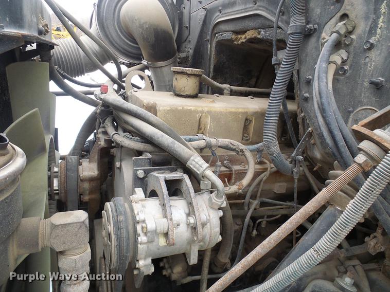 image for item DF7123 1986 International 2375 service truck