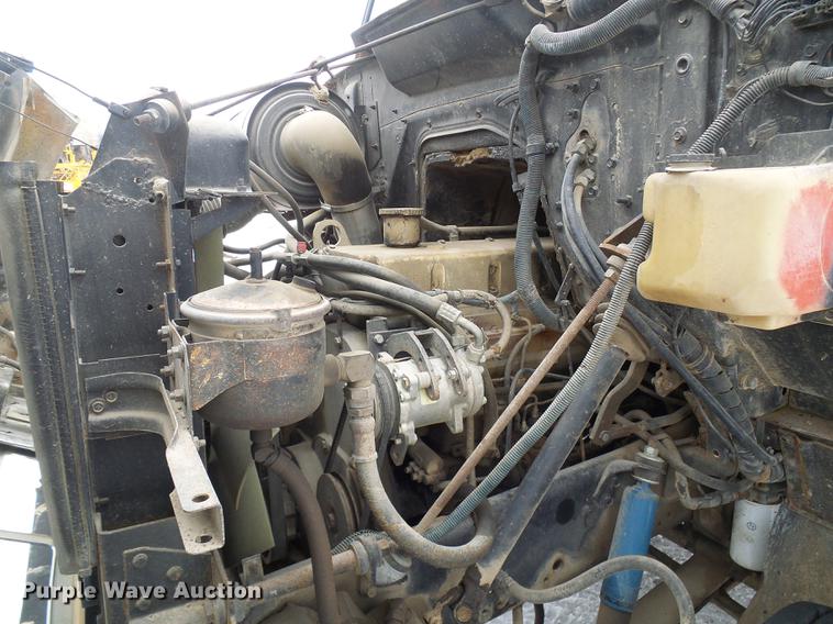 image for item DF7123 1986 International 2375 service truck