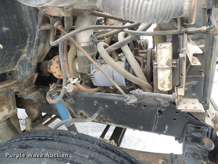 image for item DF7123 1986 International 2375 service truck