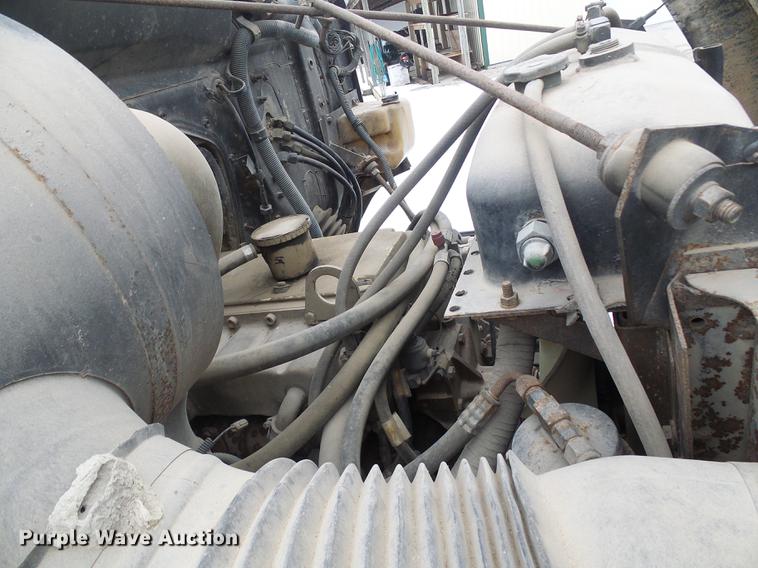 image for item DF7123 1986 International 2375 service truck