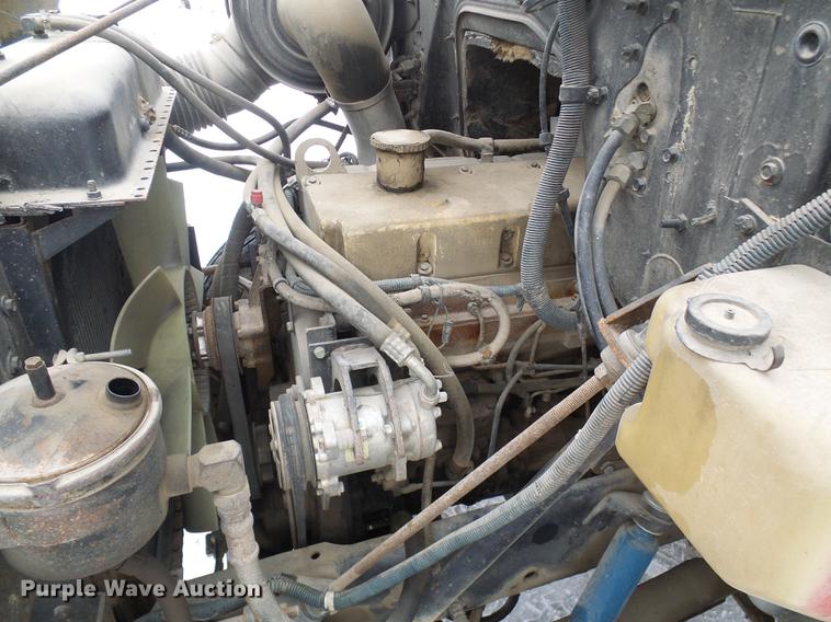 image for item DF7123 1986 International 2375 service truck