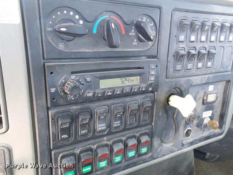 image for item DF7139 2011 International WorkStar 7500 bucket truck