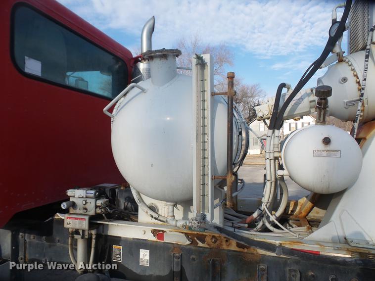 image for item DF7642 2007 Peterbilt 357 ready mix truck