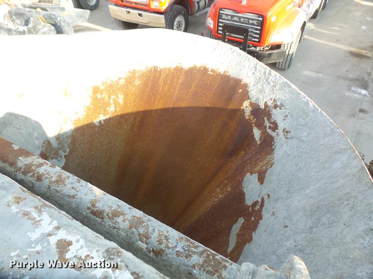 image for item DF7642 2007 Peterbilt 357 ready mix truck