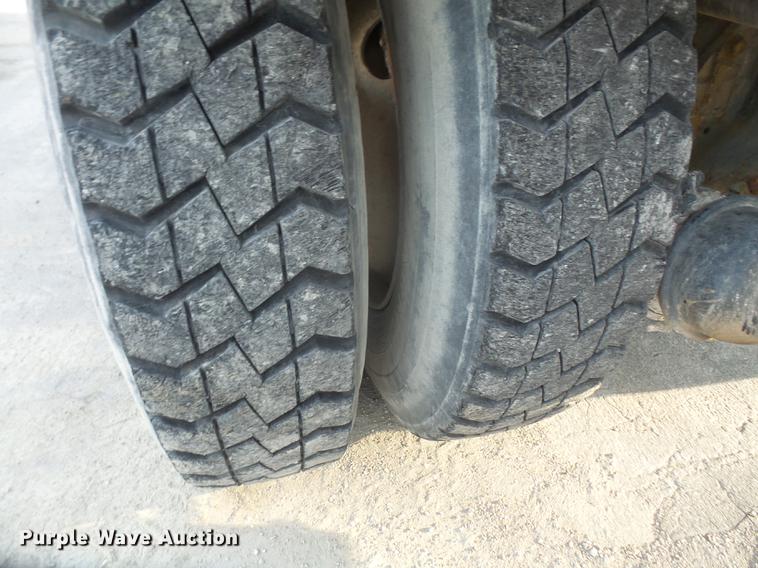 image for item DF7642 2007 Peterbilt 357 ready mix truck