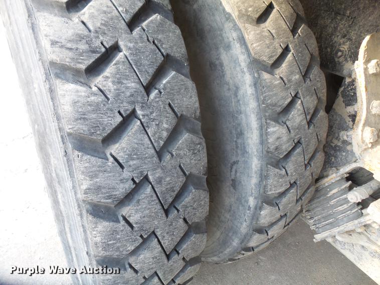 image for item DF7642 2007 Peterbilt 357 ready mix truck