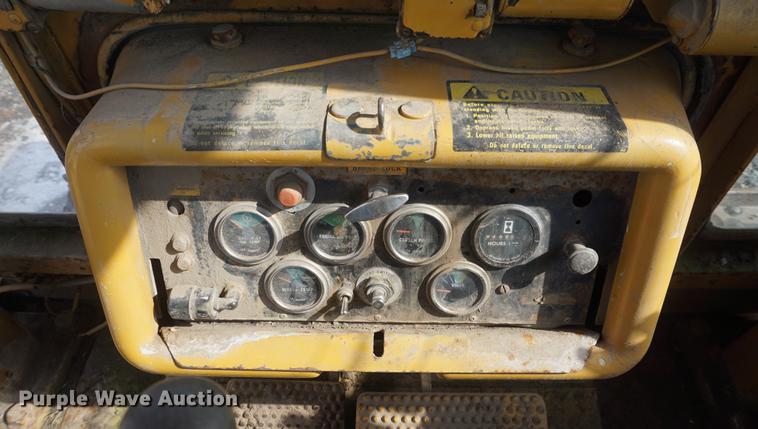 image for item DF7645 1983 International Dresser TD-20E dozer with RWF 400 tile plow