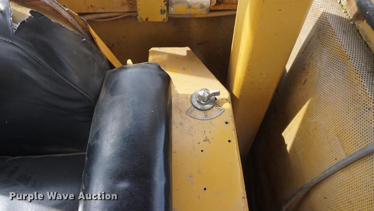 image for item DF7645 1983 International Dresser TD-20E dozer with RWF 400 tile plow