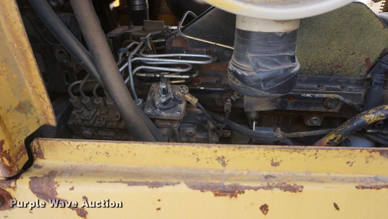 image for item DF7645 1983 International Dresser TD-20E dozer with RWF 400 tile plow