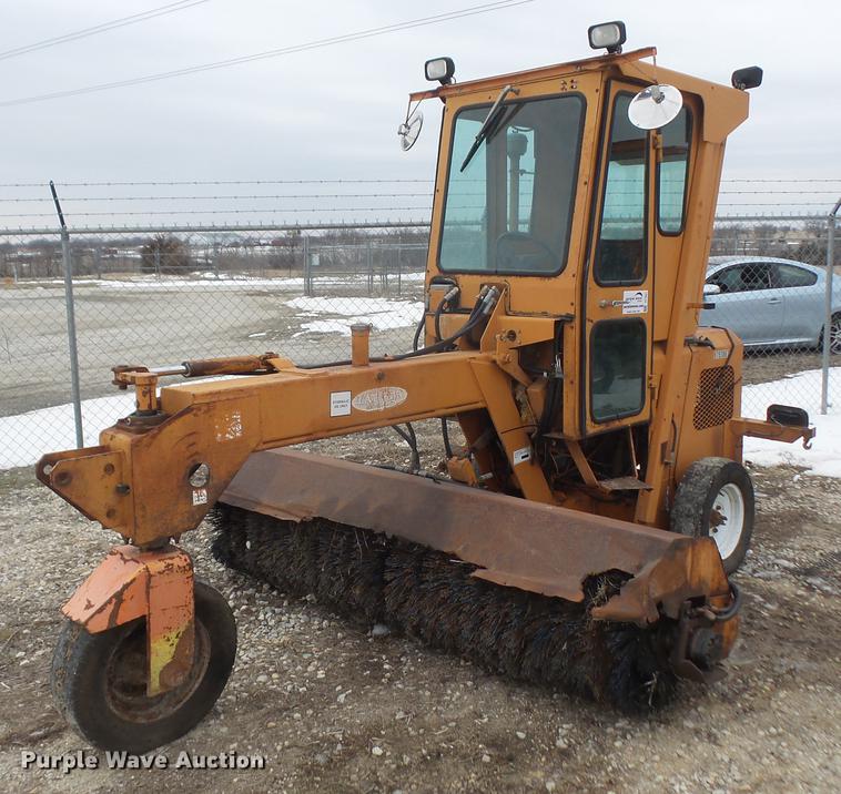 Laymor 8B broom in Spring Hill, KS Item DF7651 sold Purple Wave