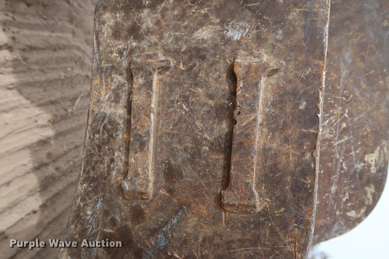 image for item DG3390 Komatsu G100 excavator grapple