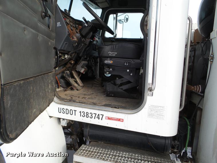 image for item EJ9002 2001 Peterbilt 330 service truck