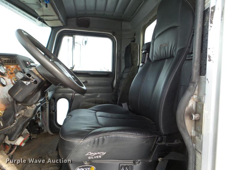 image for item EJ9002 2001 Peterbilt 330 service truck