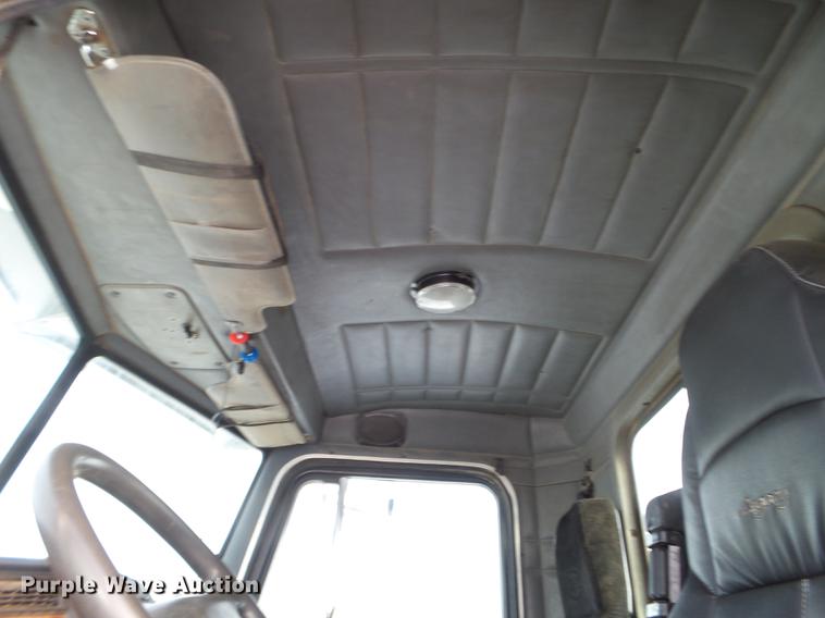 image for item EJ9002 2001 Peterbilt 330 service truck