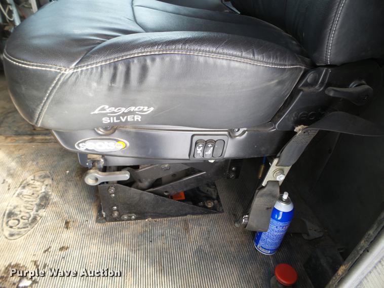 image for item EJ9002 2001 Peterbilt 330 service truck