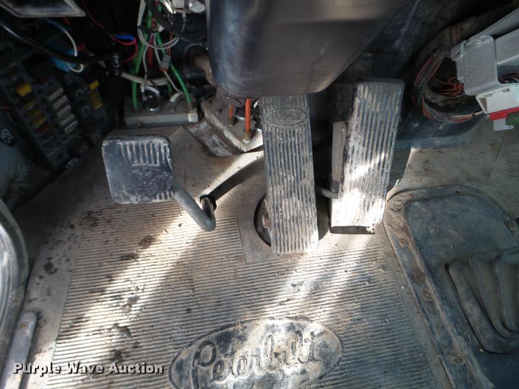 image for item EJ9002 2001 Peterbilt 330 service truck