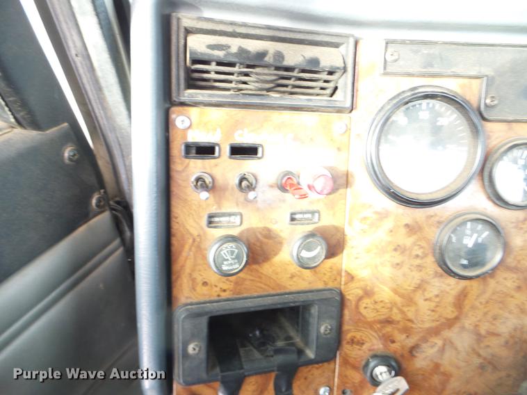 image for item EJ9002 2001 Peterbilt 330 service truck