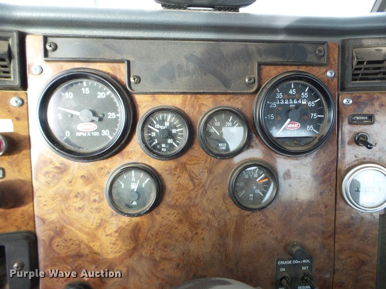 image for item EJ9002 2001 Peterbilt 330 service truck