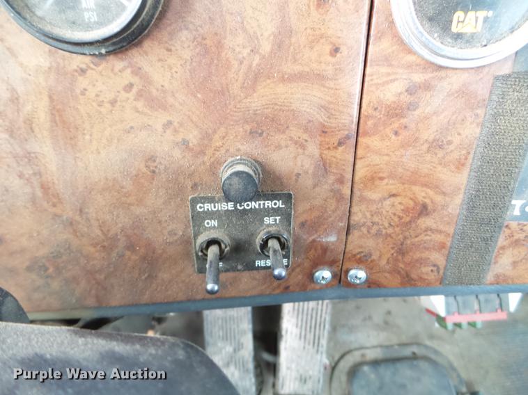 image for item EJ9002 2001 Peterbilt 330 service truck