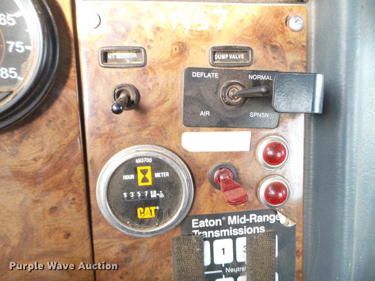 image for item EJ9002 2001 Peterbilt 330 service truck