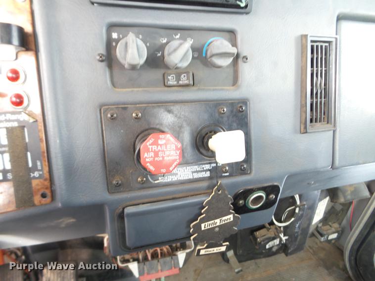 image for item EJ9002 2001 Peterbilt 330 service truck