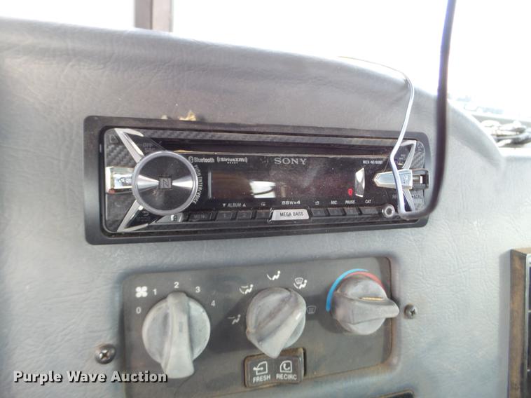 image for item EJ9002 2001 Peterbilt 330 service truck