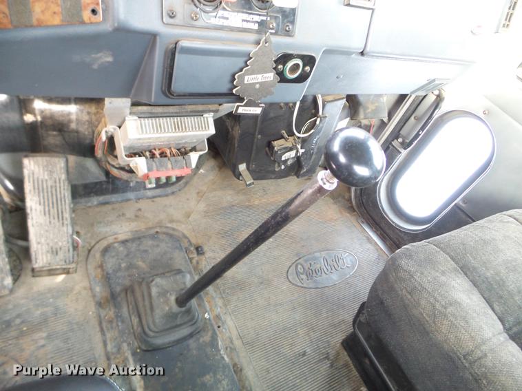 image for item EJ9002 2001 Peterbilt 330 service truck