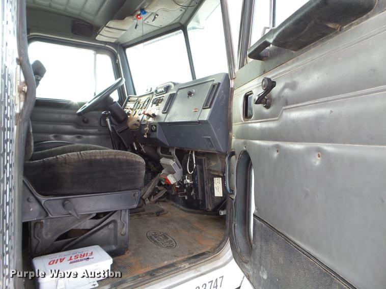 image for item EJ9002 2001 Peterbilt 330 service truck