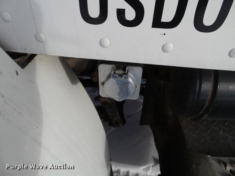 image for item EJ9002 2001 Peterbilt 330 service truck