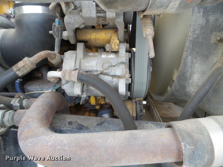 image for item EJ9002 2001 Peterbilt 330 service truck