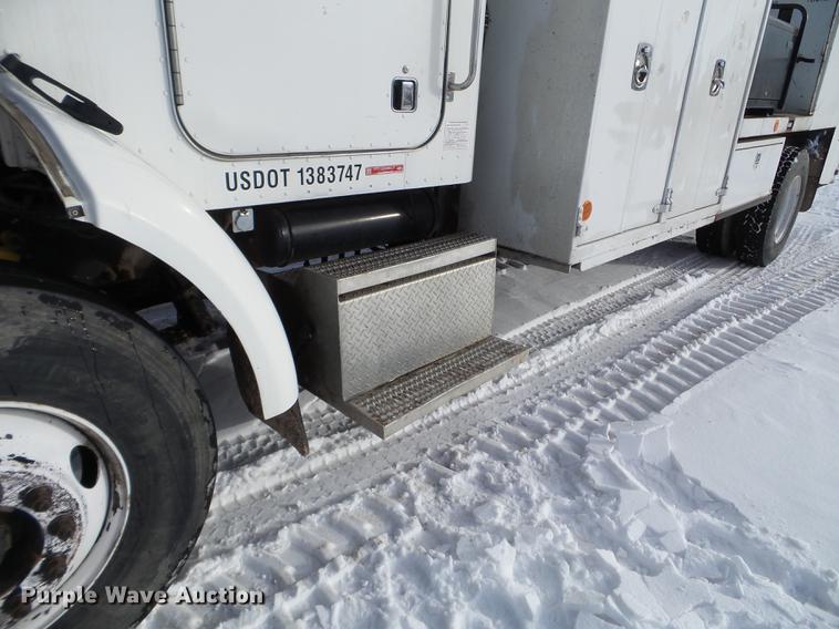 image for item EJ9002 2001 Peterbilt 330 service truck